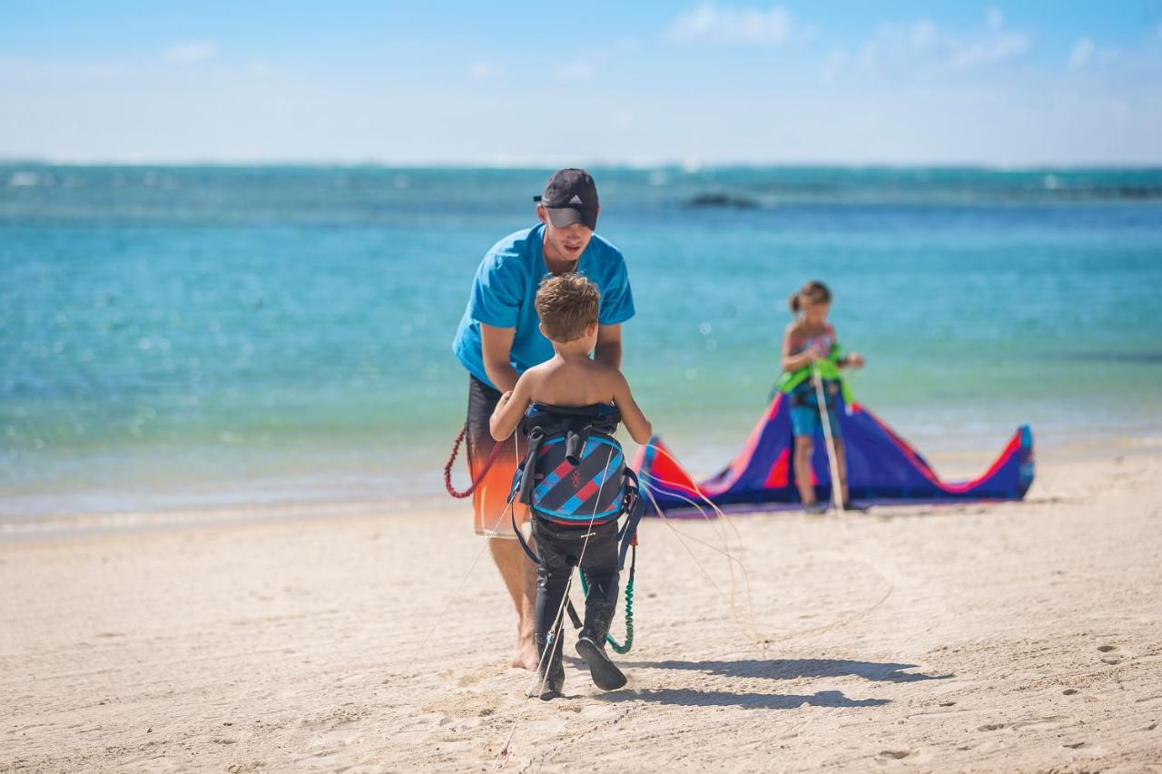 Constance Prince Maurice Poste de Flacq Екстер'єр фото A kiteboarding instructor with a student