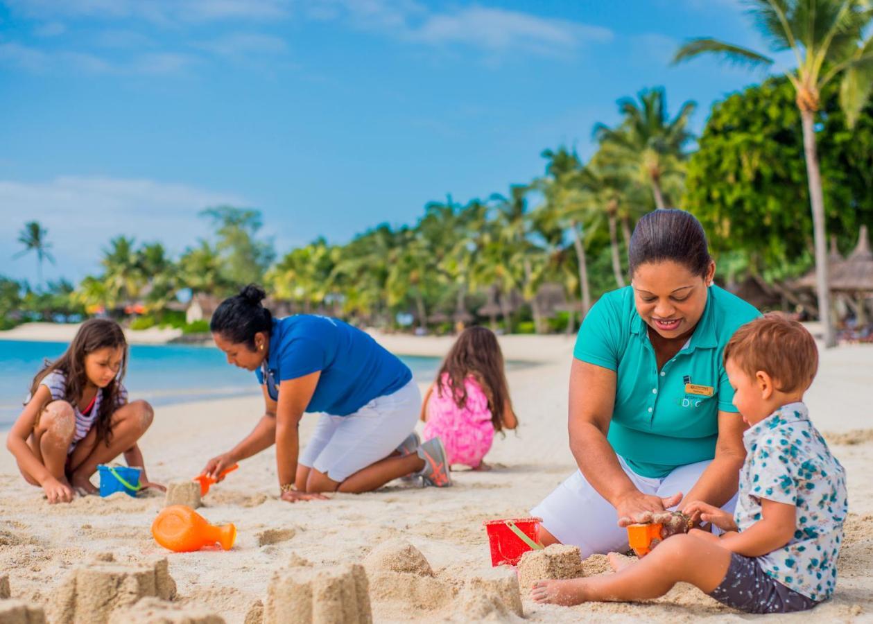 Constance Prince Maurice Poste de Flacq Екстер'єр фото Families on the beach at the Sheraton Resort Fiji
